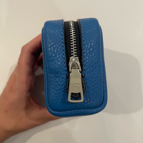 Coach X Peanuts Mini Boxy Cosmetic Case With Snoopy And Friends 6447 - Picture 2 of 13